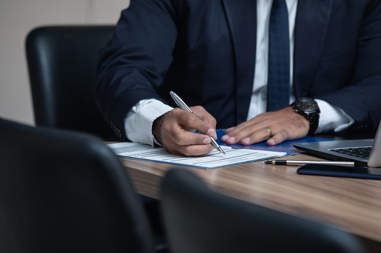 Contar con la asesoría de un buen abogado es determinante para afrontar con éxito cualquier situación. No en vano, se trata de uno de los servicios que todos, en algún momento de nuestras vidas, vamos a requerir. De allí la importancia de contar con los mejores del sector, especialmente del área de interés en ese momento. Pese a ello, no siempre resulta sencillo tener acceso a una defensa de calidad porque hay factores que influyen significativamente, como es la capacidad monetaria de la persona que requiere este tipo de servicio. Sin embargo, es importante destacar que hay muy buenas opciones de abogados económicos Madrid que proporcionan un servicio que cumple con los más altos estándares de calidad. Claves para la selección de un buen abogado Sin lugar a dudas, la selección de un buen abogado es determinante para muchas situaciones que debemos enfrentar en la vida, desde la elaboración de una herencia hasta la gestión de una separación o la compraventa de un inmueble. Considerando el impacto que este tipo de decisiones tiene en nuestra vida a corto, mediano y largo plazo, resulta de vital importancia contratar a los mejores. A continuación compartimos algunos consejos que te ayudarán en ese proceso de selección: Tipo de abogado Hay abogados generales y abogados especializados en diversas áreas. Por ejemplo, los abogados expertos en derecho de familia son los más recomendables para gestionar todo lo relacionado con separaciones, divorcios, custodia de los hijos, elaboración de los convenios reguladores y mucho más. De allí que, al enfrentar este tipo de situaciones familiares, resulte ampliamente recomendable contar con un abogado que se especialice en dichas áreas. Coste del servicio Otro de los factores más importantes que debemos considerar es el costo del servicio. Sin embargo, como comentamos anteriormente, en la actualidad hay fantásticas opciones de abogados con amplia experiencia y que ofrecen un servicio de gran calidad sin que ello implique una inversión tan significativa. No siempre lo más caro es lo mejor y eso también aplica para esta área. Atención Es sumamente importante que, al momento de evaluar opciones, nos decantamos por aquel o aquellos que muestren interés verídico en nuestro caso. Si bien no seremos sus únicos clientes, es un buen valor agregado cuando se toma el tiempo para atendernos, escucharnos, responder dudas y plantear un camino de acción. Transparencia El otro factor que siempre habla positivamente de un abogado o grupo de abogado es la transparencia, tanto en lo que respecta a los costos del servicio, como a los tiempos promedios de respuesta. También es importante que esté dispuesto a responder las preguntas de los clientes, incluyendo todo lo relacionado con su experiencia en ese tipo de casos. Importancia de contar con un buen abogado Contar con representación legal, profesional y de calidad es sumamente importante para aumentar las probabilidades de éxito. Se trata de un factor decisivo, incluso en situaciones que parecen estar muy claras a nuestro favor. El impacto de las decisiones judiciales es significativo en muchos aspectos de nuestra vida. Por ello se trata de un servicio en el que resulta imprescindible contar con buenos abogados que nos asesoren y acompañen a lo largo de todo el proceso. Por otro lado, al contar con un abogado aumentamos las probabilidades de solventar cualquier tipo de situación de forma amigable, lo que se traduce en una situación sumamente ventajosa para todos los involucrados, tanto a nivel económico como de tiempo. Sin lugar a dudas, contar con un buen abogado es determinante para cualquier proceso legal o judicial que enfrentemos a lo largo de nuestra vida. De allí la importancia de tomarse el tiempo necesario para evaluar las diferentes opciones disponibles que se ajustan a nuestro presupuesto y, finalmente, decantarse por la más conveniente, siempre considerando los puntos que nombramos anteriormente, porque no es suficiente contar con cualquier abogado, sino que es importante que este tenga experiencia y la formación para apoyarnos en dicho proceso.
